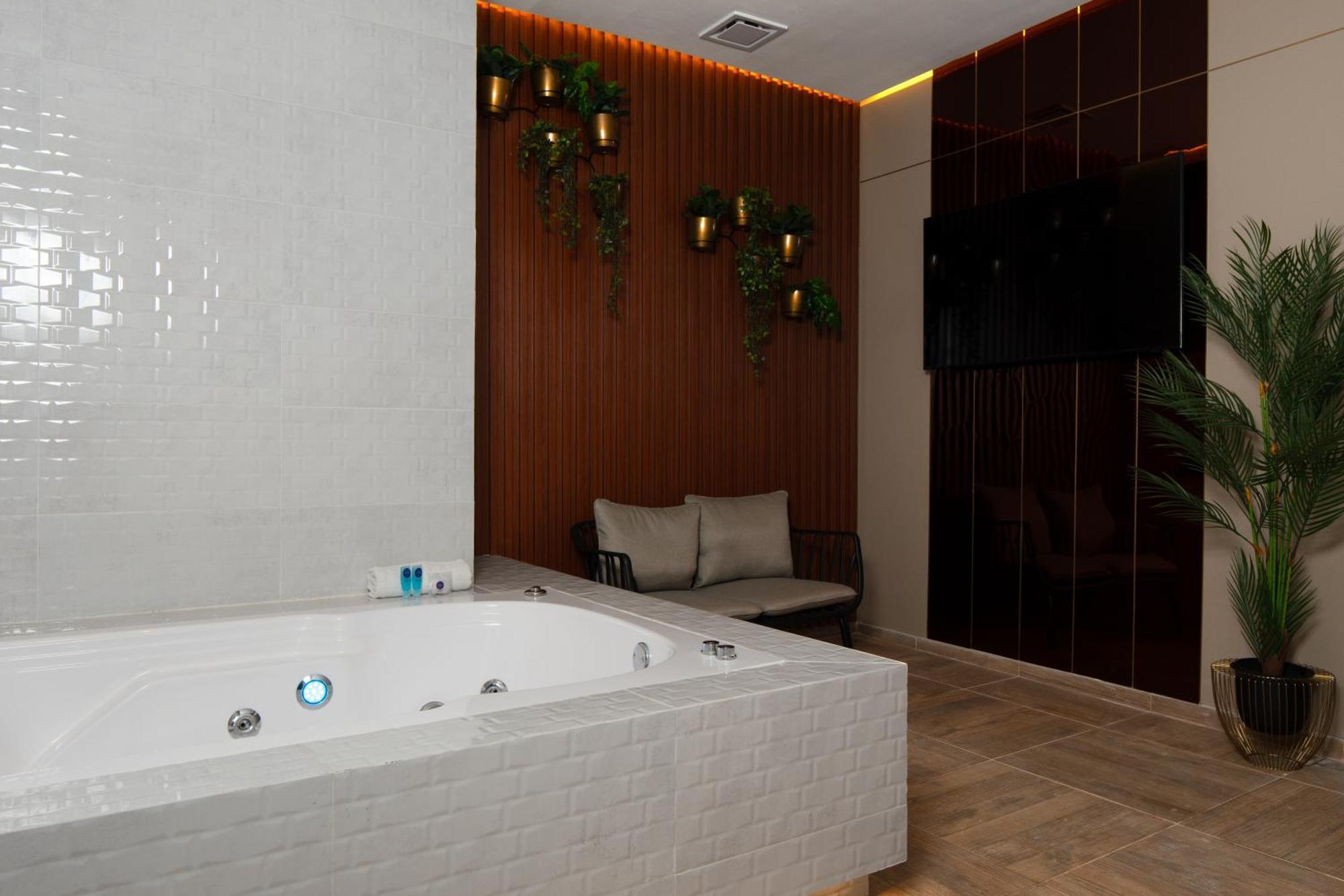Hotel Byhours Circunvalar - Adults Only バランキージャ エクステリア 写真